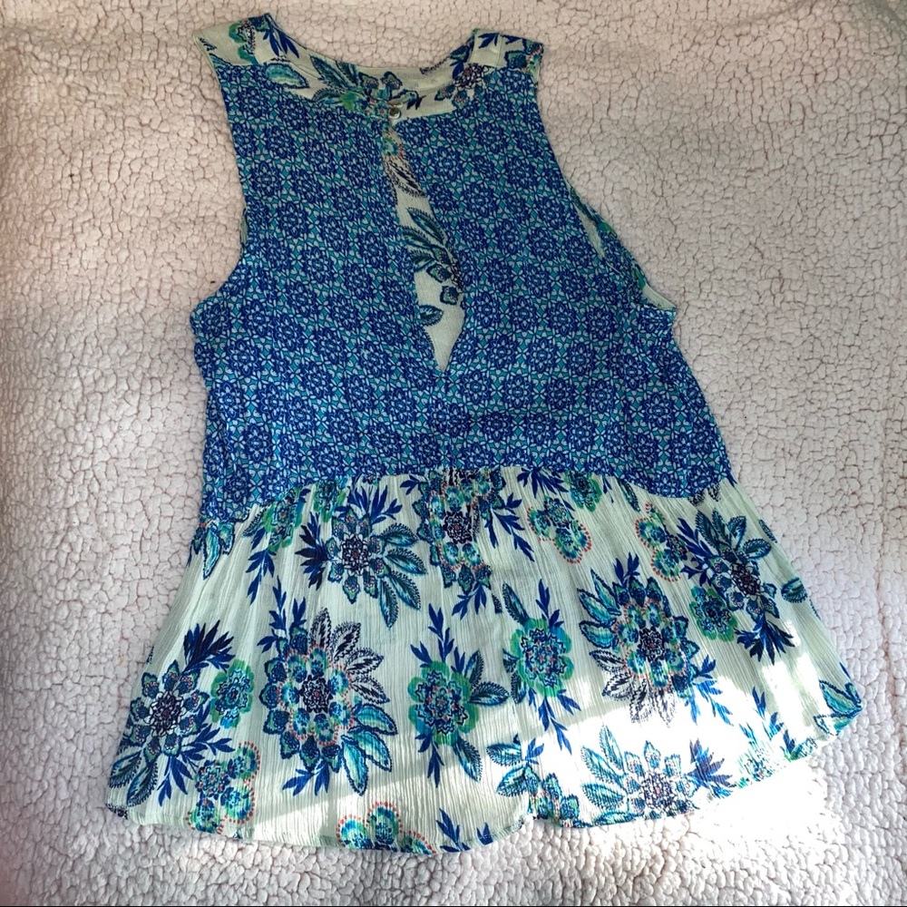 Button Back Floral Tank Top - Picture 3 of 5